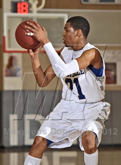 Thumbnail 2 in De La Salle vs. Orange Lutheran (MaxPreps Holiday Classic) photogallery.