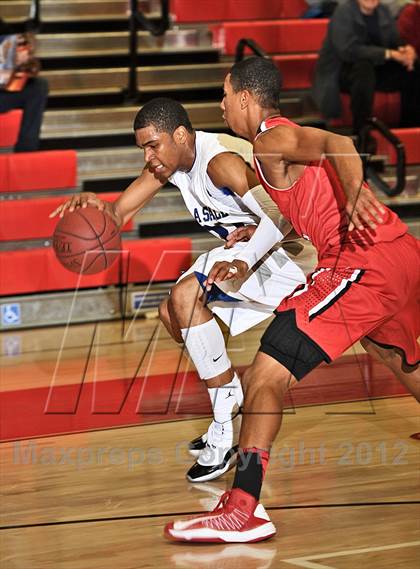 Thumbnail 1 in De La Salle vs. Orange Lutheran (MaxPreps Holiday Classic) photogallery.