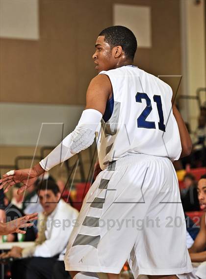 Thumbnail 1 in De La Salle vs. Orange Lutheran (MaxPreps Holiday Classic) photogallery.
