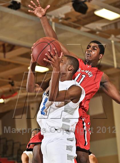 Thumbnail 3 in De La Salle vs. Orange Lutheran (MaxPreps Holiday Classic) photogallery.