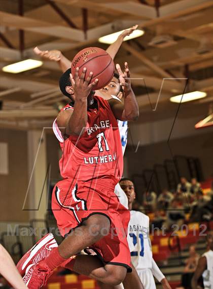 Thumbnail 2 in De La Salle vs. Orange Lutheran (MaxPreps Holiday Classic) photogallery.