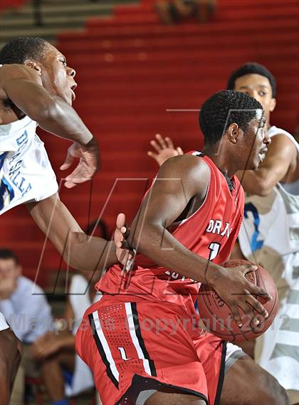 Thumbnail 1 in De La Salle vs. Orange Lutheran (MaxPreps Holiday Classic) photogallery.