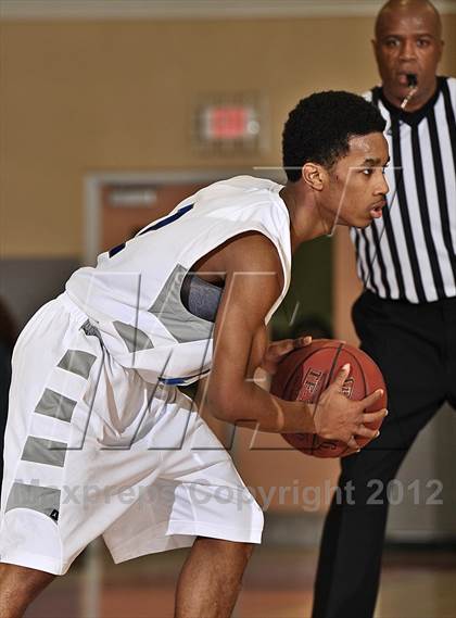 Thumbnail 1 in De La Salle vs. Orange Lutheran (MaxPreps Holiday Classic) photogallery.