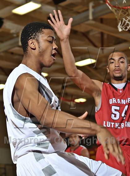 Thumbnail 3 in De La Salle vs. Orange Lutheran (MaxPreps Holiday Classic) photogallery.