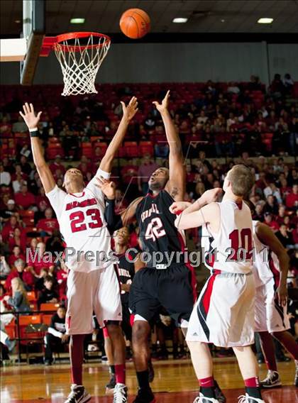 Thumbnail 3 in Marcus vs. Cedar Hill (5A Regional Final) photogallery.