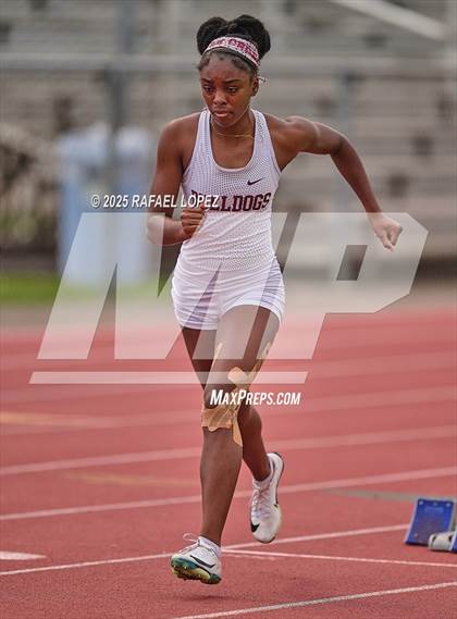 Thumbnail 3 in UIL 6A Track & Field District Finals (200M) photogallery.