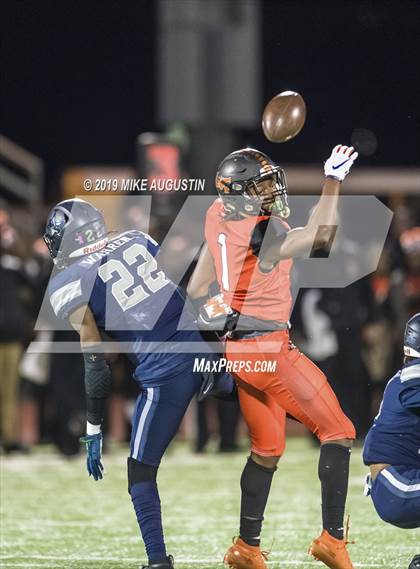 Thumbnail 2 in Lone Star vs. Lancaster (UIL 5A DI Regional Final) photogallery.