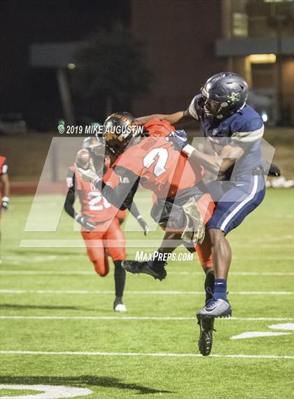 Thumbnail 3 in Lone Star vs. Lancaster (UIL 5A DI Regional Final) photogallery.