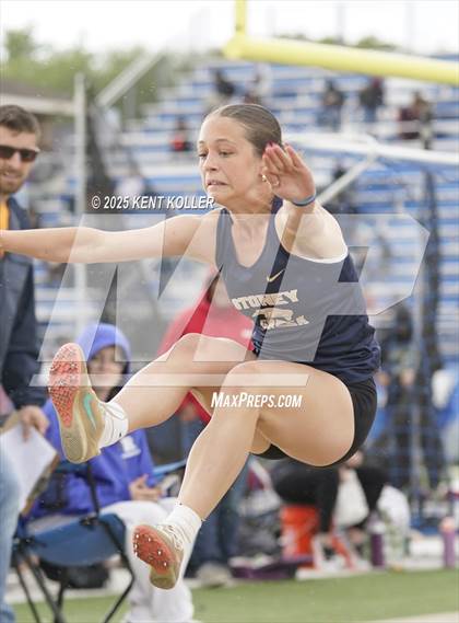 Thumbnail 2 in Stoney Creek vs. Royal Oak (MHSAA Regionals) photogallery.