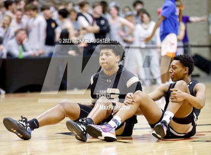 Thumbnail 2 in East St. Louis vs. Sacred Heart-Griffin (IHSA 3A Super Sectional) photogallery.