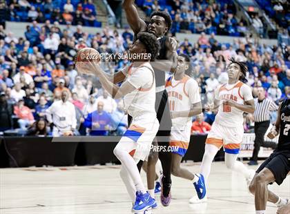 Thumbnail 3 in East St. Louis vs. Sacred Heart-Griffin (IHSA 3A Super Sectional) photogallery.