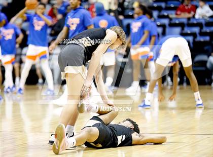 Thumbnail 1 in East St. Louis vs. Sacred Heart-Griffin (IHSA 3A Super Sectional) photogallery.