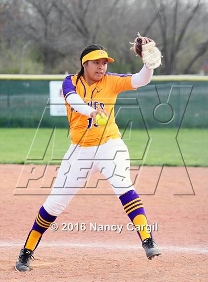 Thumbnail 1 in Laredo LBJ vs. Uvalde (Uvalde Lobo Tournament) photogallery.