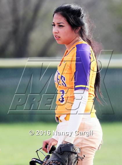 Thumbnail 1 in Laredo LBJ vs. Uvalde (Uvalde Lobo Tournament) photogallery.