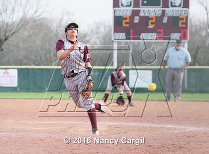 Thumbnail 3 in Laredo LBJ vs. Uvalde (Uvalde Lobo Tournament) photogallery.