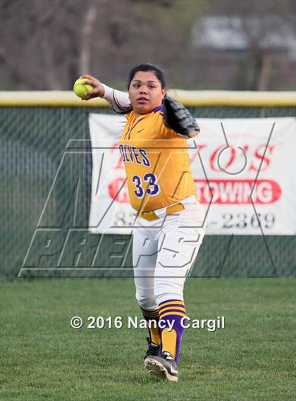 Thumbnail 2 in Laredo LBJ vs. Uvalde (Uvalde Lobo Tournament) photogallery.