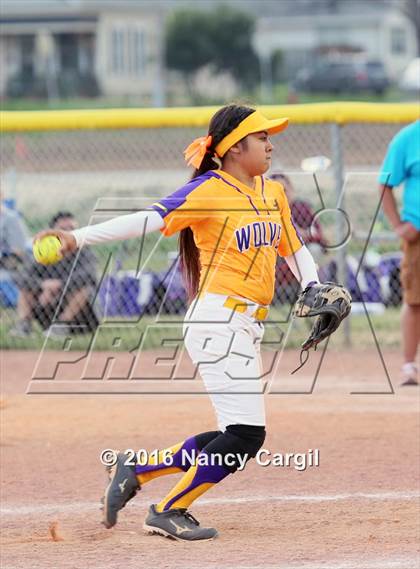 Thumbnail 2 in Laredo LBJ vs. Uvalde (Uvalde Lobo Tournament) photogallery.