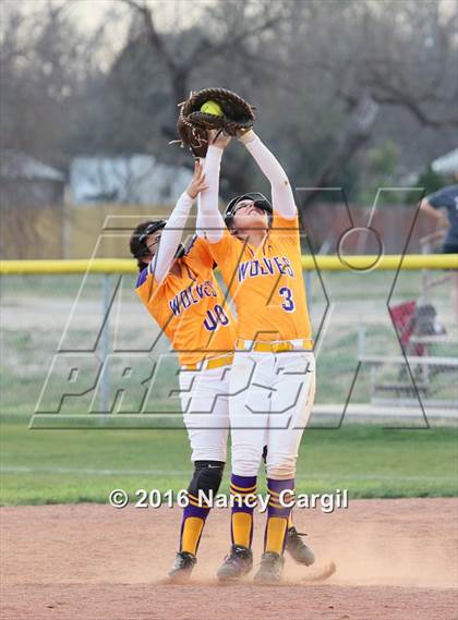Thumbnail 3 in Laredo LBJ vs. Uvalde (Uvalde Lobo Tournament) photogallery.