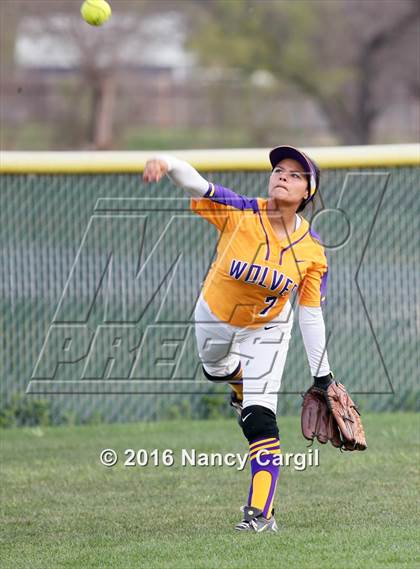 Thumbnail 3 in Laredo LBJ vs. Uvalde (Uvalde Lobo Tournament) photogallery.