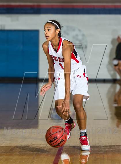 Thumbnail 3 in Regis Jesuit vs. Mullen photogallery.
