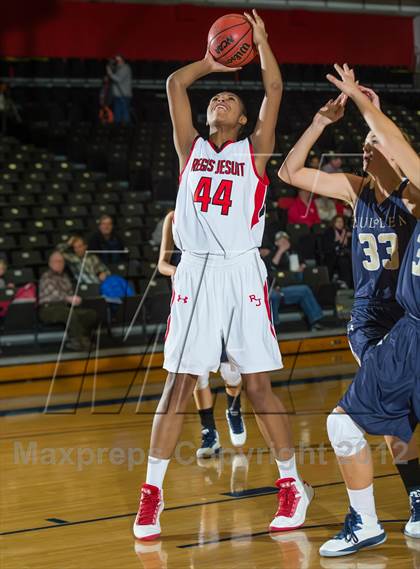 Thumbnail 3 in Regis Jesuit vs. Mullen photogallery.