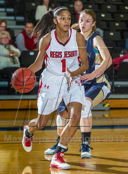Thumbnail 3 in Regis Jesuit vs. Mullen photogallery.