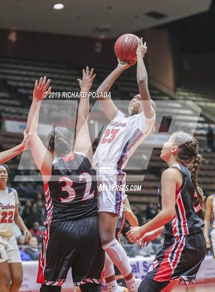 Thumbnail 2 in McFarland vs. San Joaquin Memorial (CIF CS D IV Final) photogallery.