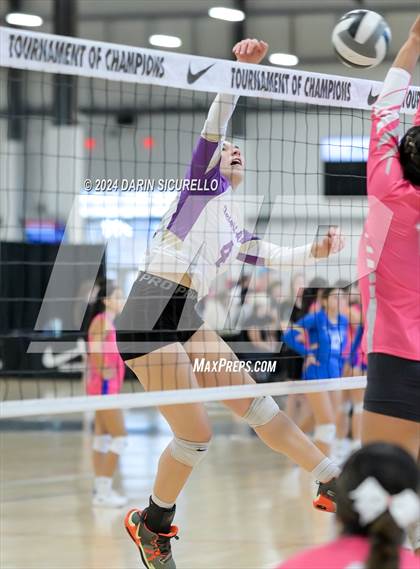 Thumbnail 1 in Desert Hills vs. Monument Valley (Nike TOC Southwest) photogallery.