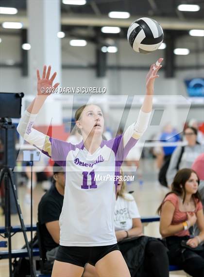 Thumbnail 2 in Desert Hills vs. Monument Valley (Nike TOC Southwest) photogallery.