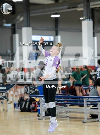Thumbnail 1 in Desert Hills vs. Monument Valley (Nike TOC Southwest) photogallery.