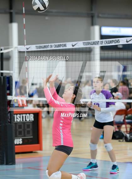 Thumbnail 1 in Desert Hills vs. Monument Valley (Nike TOC Southwest) photogallery.