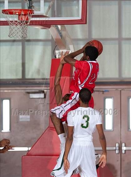 Thumbnail 2 in Leuzinger vs. Poly (MaxPreps Holiday Classic) photogallery.