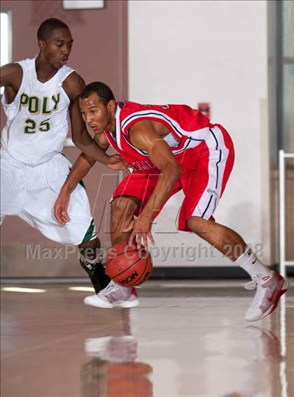 Thumbnail 1 in Leuzinger vs. Poly (MaxPreps Holiday Classic) photogallery.