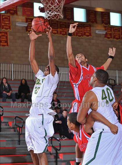 Thumbnail 2 in Leuzinger vs. Poly (MaxPreps Holiday Classic) photogallery.