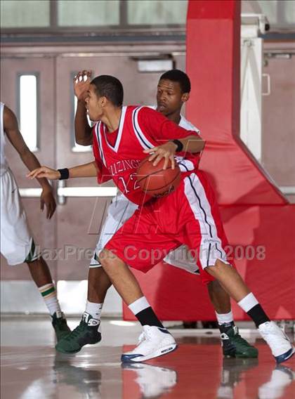 Thumbnail 2 in Leuzinger vs. Poly (MaxPreps Holiday Classic) photogallery.
