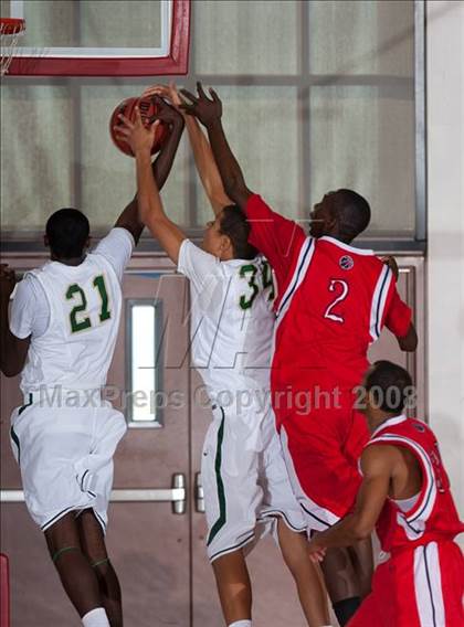 Thumbnail 2 in Leuzinger vs. Poly (MaxPreps Holiday Classic) photogallery.