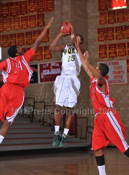 Thumbnail 2 in Leuzinger vs. Poly (MaxPreps Holiday Classic) photogallery.