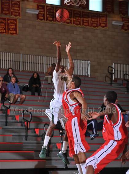 Thumbnail 2 in Leuzinger vs. Poly (MaxPreps Holiday Classic) photogallery.