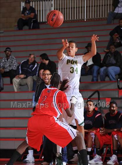 Thumbnail 3 in Leuzinger vs. Poly (MaxPreps Holiday Classic) photogallery.