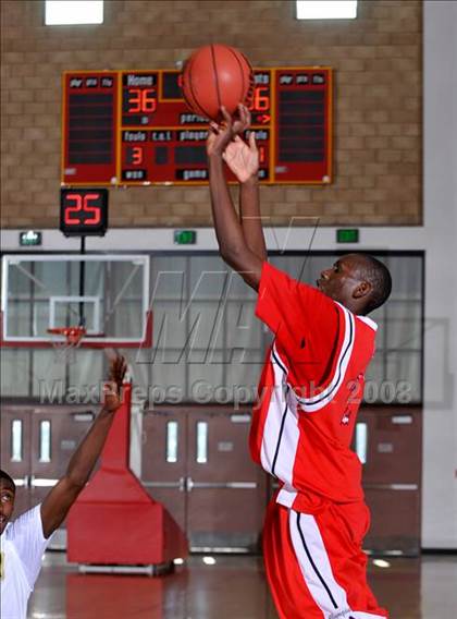 Thumbnail 3 in Leuzinger vs. Poly (MaxPreps Holiday Classic) photogallery.