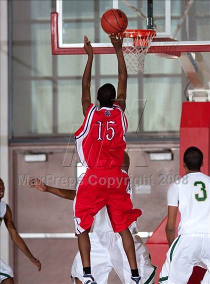 Thumbnail 3 in Leuzinger vs. Poly (MaxPreps Holiday Classic) photogallery.