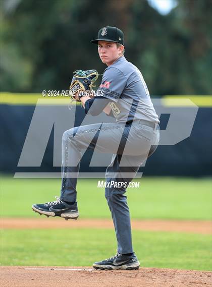 Thumbnail 3 in Bishop Montgomery vs La Salle photogallery.