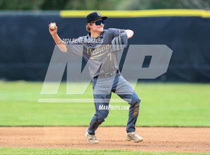 Thumbnail 2 in Bishop Montgomery vs La Salle photogallery.