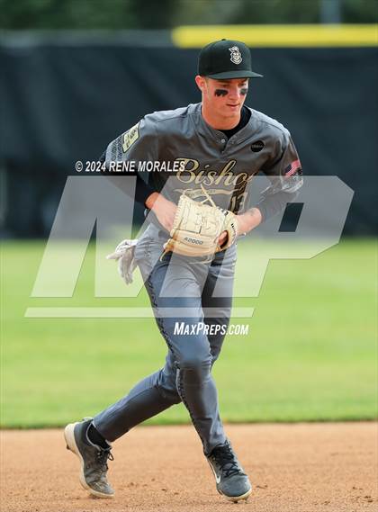 Thumbnail 1 in Bishop Montgomery vs La Salle photogallery.