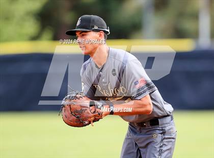 Thumbnail 3 in Bishop Montgomery vs La Salle photogallery.