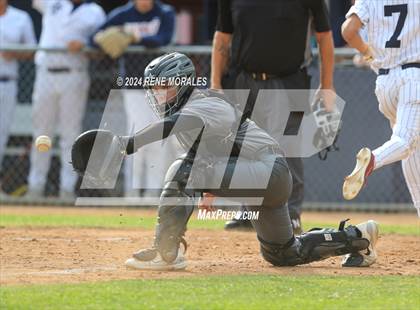 Thumbnail 2 in Bishop Montgomery vs La Salle photogallery.