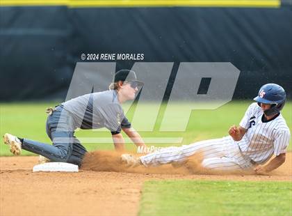 Thumbnail 2 in Bishop Montgomery vs La Salle photogallery.