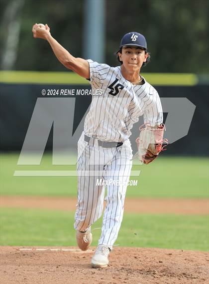 Thumbnail 3 in Bishop Montgomery vs La Salle photogallery.