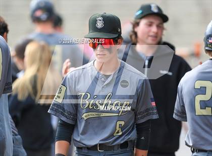 Thumbnail 3 in Bishop Montgomery vs La Salle photogallery.