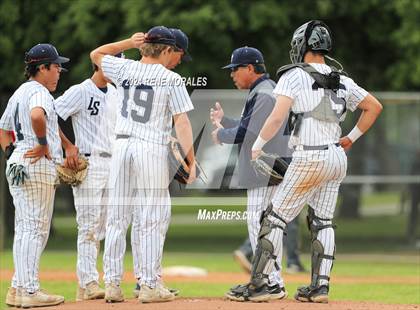 Thumbnail 2 in Bishop Montgomery vs La Salle photogallery.